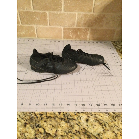 Boys Adidas Predator Soccer Cleats Size 13K Black - Picture 1 of 4